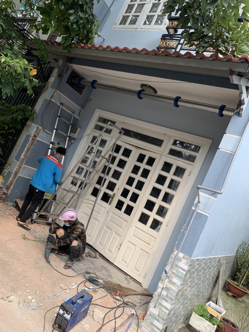 Kỹ thuật viên Alpha Door đang thi công lắp đặt cửa cuốn công nghệ Đức