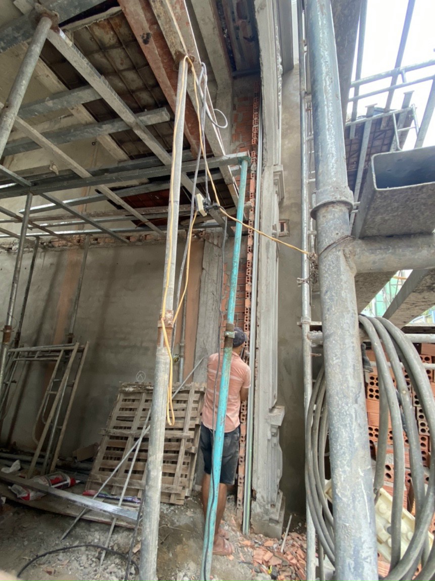 gắn ray cửa cuốn