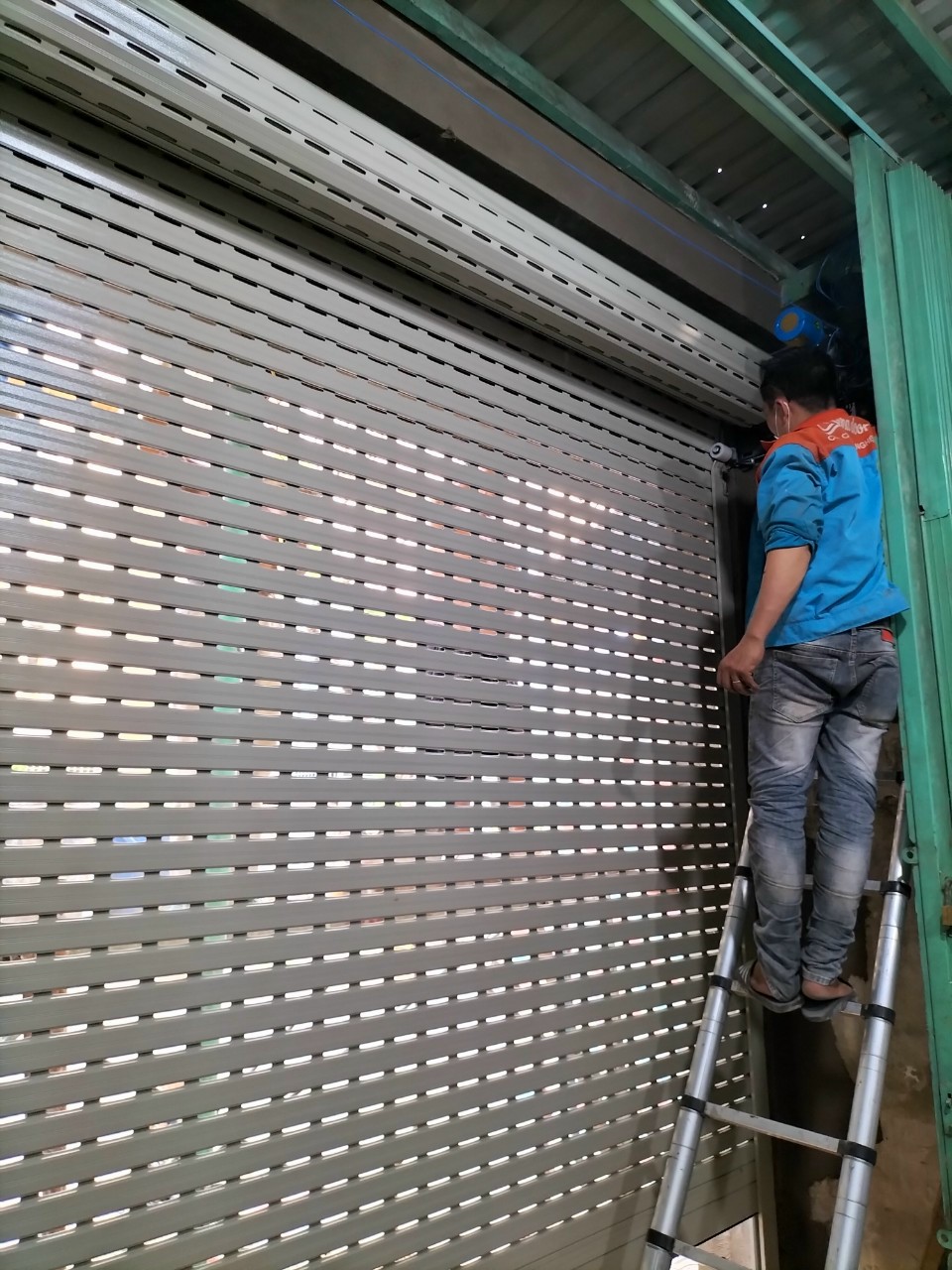 BAO TRI CUA CUON ALPHA DOOR