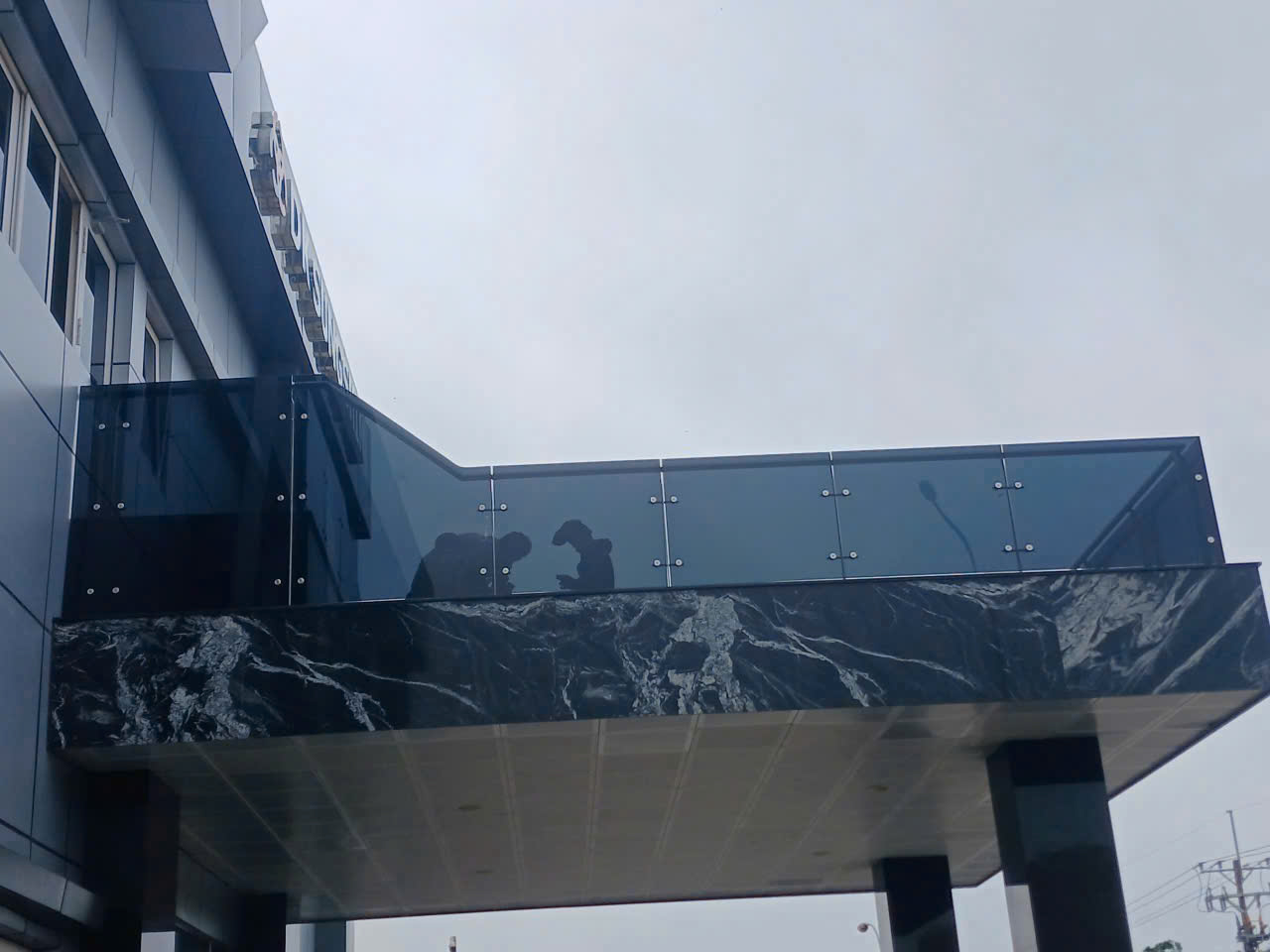 lan can nhựa kính cường lực nhựa kính làm lan can