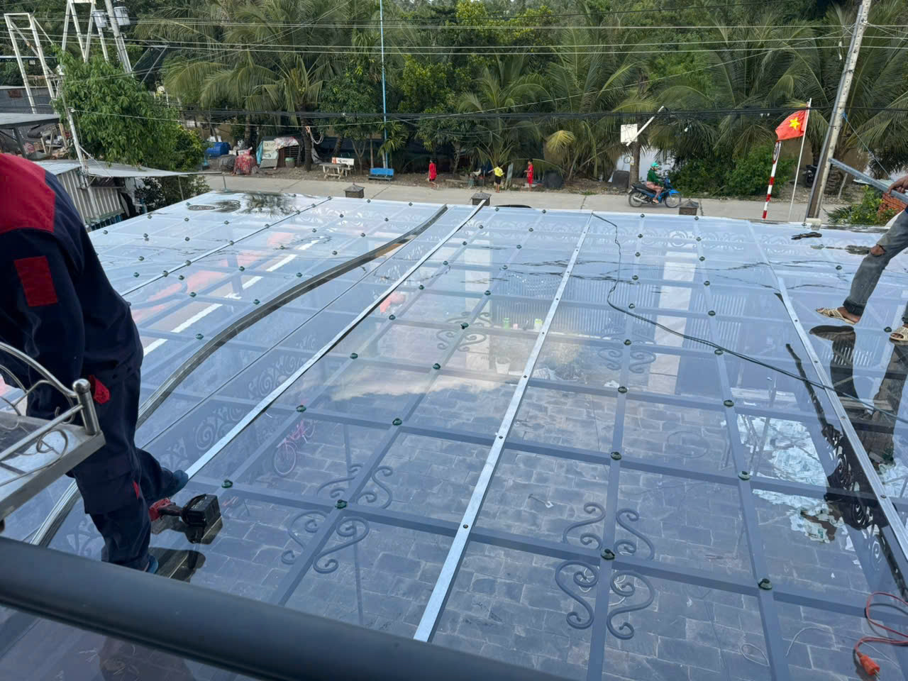 thi công mái che poly đặc mái che poly 3mm