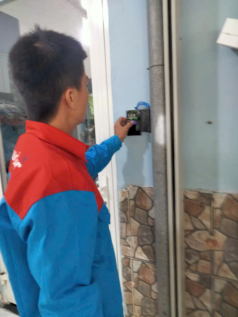 kiểm tra cửa cuốn tại nhà