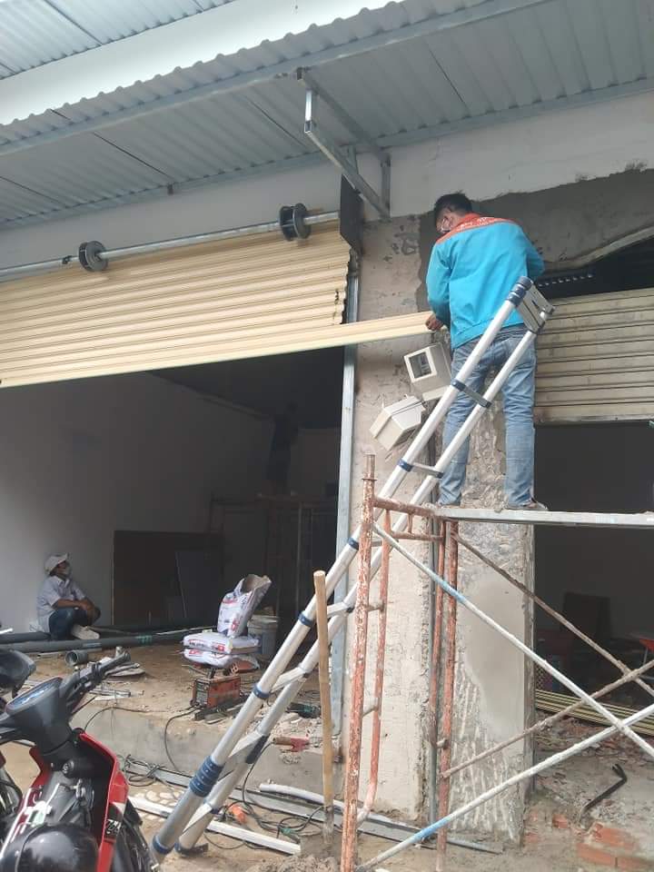cửa cuốn kéo tay cho cửa hàng