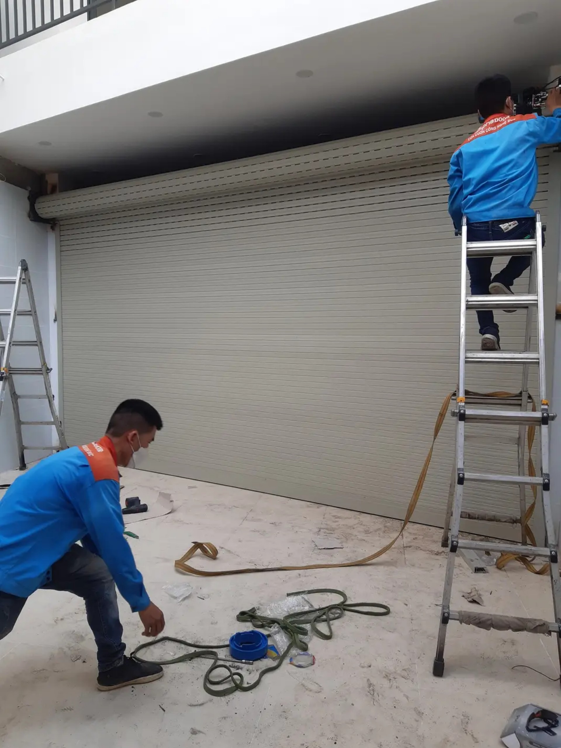 Nên Chọn Cửa Cuốn Tấm Liền Hay Cửa Cuốn Khe Thoáng Tại Cà Mau?