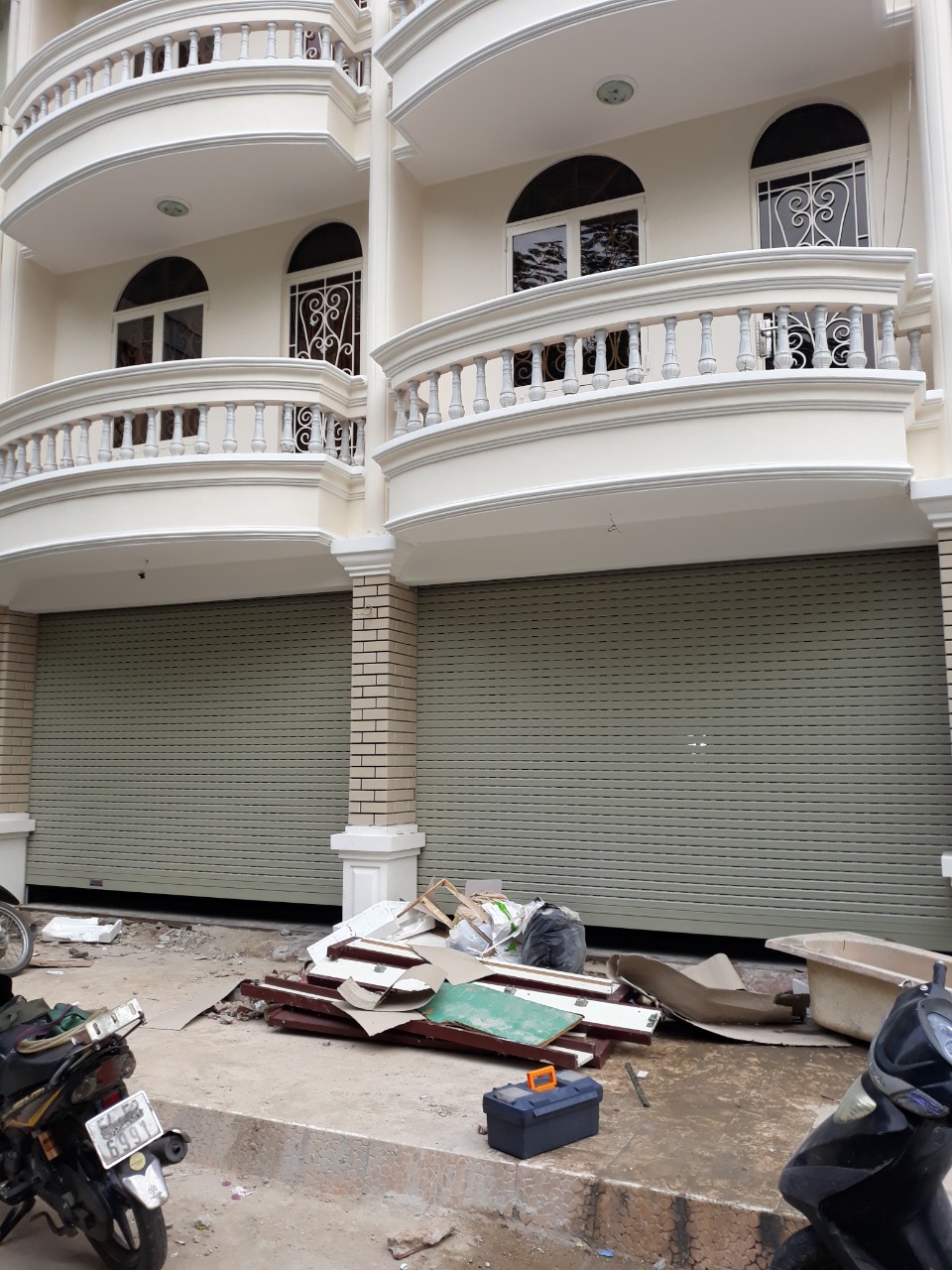 Giá Cửa Cuốn Nhà Phố Các Loại Phổ Biến và Chi Phí Chi Tiết