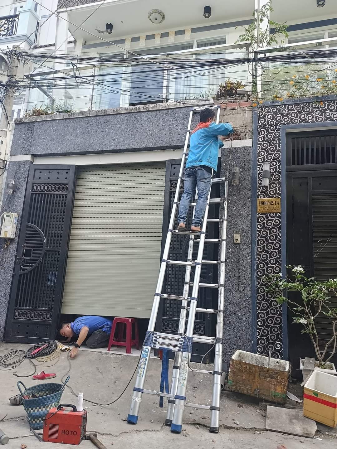 Tại sao cửa cuốn không hoạt động khi nhấn điều khiển từ xa?