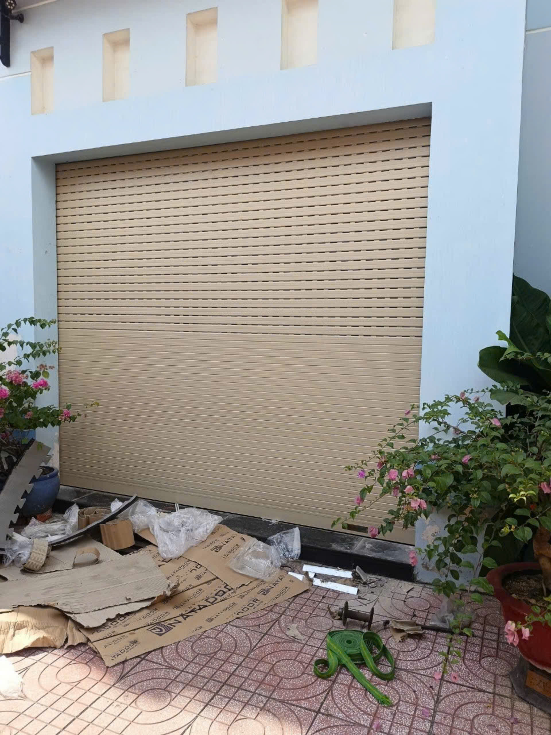 Lắp Đặt Cửa Cuốn Đức Giá Từ 850,000/m² Sự Lựa Chọn Hoàn Hảo Cho Sự An Toàn 