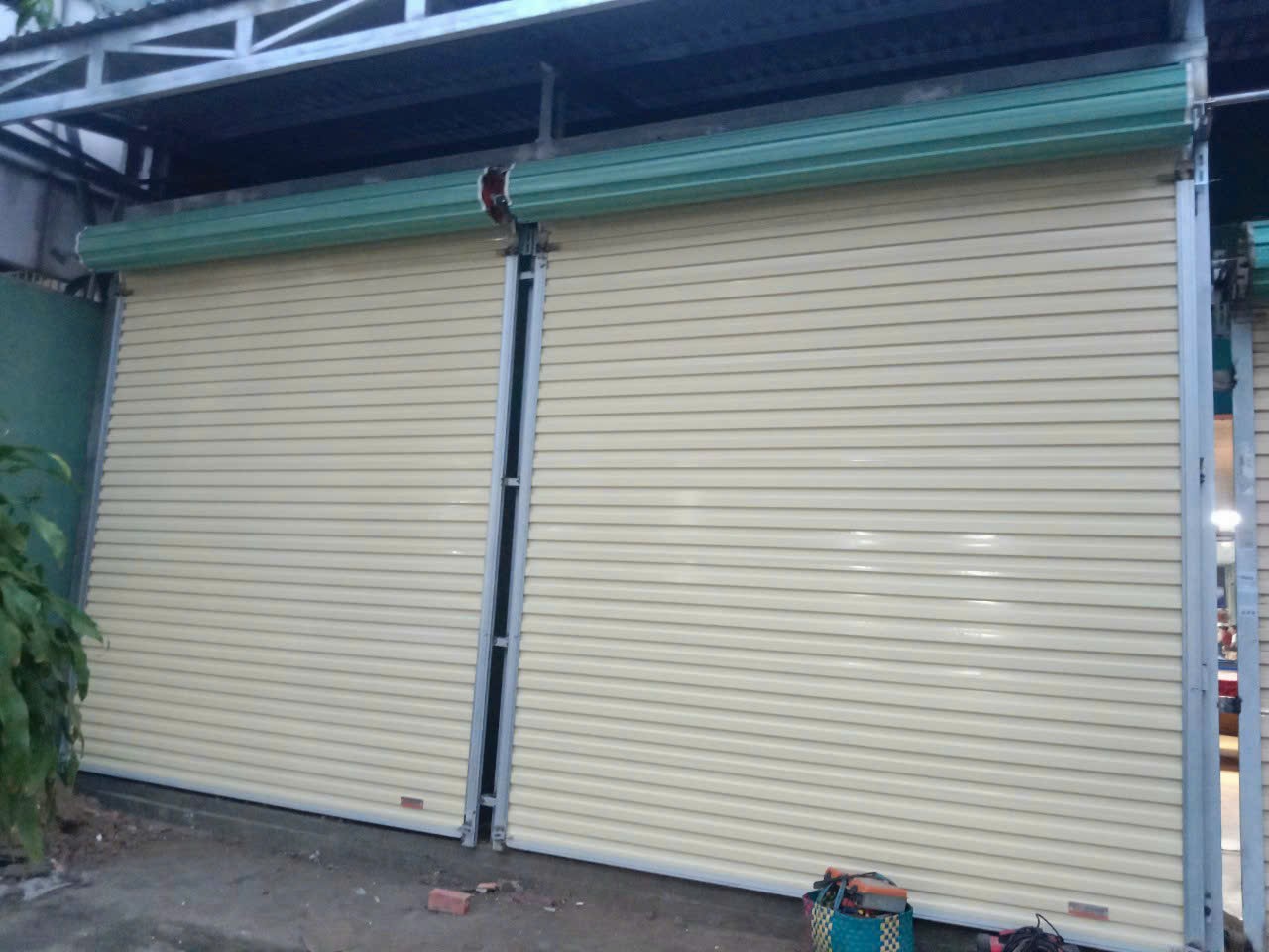 Báo Giá Cửa Cuốn Kéo Tay Mới Nhất 2025 Tiết Kiệm, Bền Đẹp An Toàn
